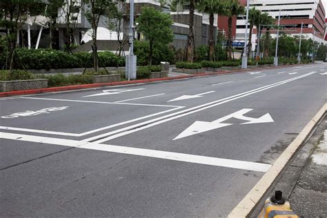 藍底白箭頭迴轉|道路交通標誌標線號誌設置規則